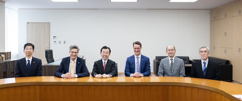 In der Mitte: Ichiro Otaka, zwischen Dr. Werner Richter auf der linken Seite und Hendrik Wüst auf der rechten Seite, sowie weitere Richter des Intellectual Property High Court