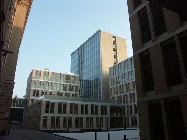 Ansicht des Erweiterungsbaues, Hochhaus und Neubau aus südlicher Hofsicht